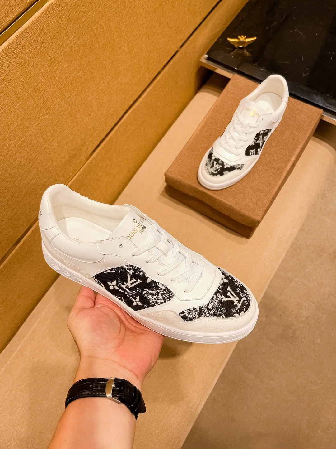Men's shoes💰 400💰[LV]🔥Louis Vuitton, high-end men's shoes brand, official website 1:1 latest masterpiece: the upper is made of Italian imported first-layer cowhide with a comfortable and breathable lining➕original non-slip and wear-resistant outsole🔥, making walking more convenient and comfortable! An exclusive new model, a stunning work, a beautiful 1:1 replica [color] compared to the official quality! Create a fashionable personality to set off your uniqueness! A must-have for trendy men! Classic🔥Size: 38-44 Color: 🔥 2⃣️colors available🔥